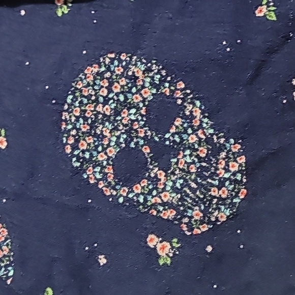 BNWT Torrid navy floral skulls crinkle gauze and lace blouse - Picture 5 of 6